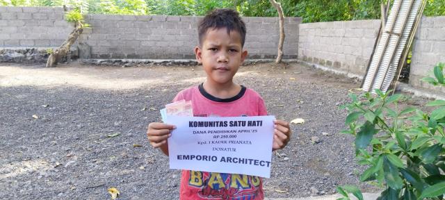 Foto Emporio Architect Beramall ke Komunitas Satu Hati untuk Dana Pendidikan Anak-Anak Kurang Mampu