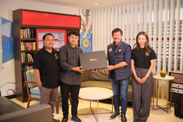 Penyerahan Gambar Arsitek Kepada Klien Bapak Coach Indra Sjafri
