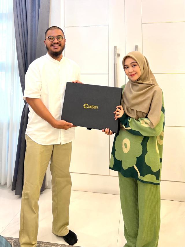 Penyerahan Gambar Arsitek Kepada Klien Ibu Ria Ricis di Jakarta