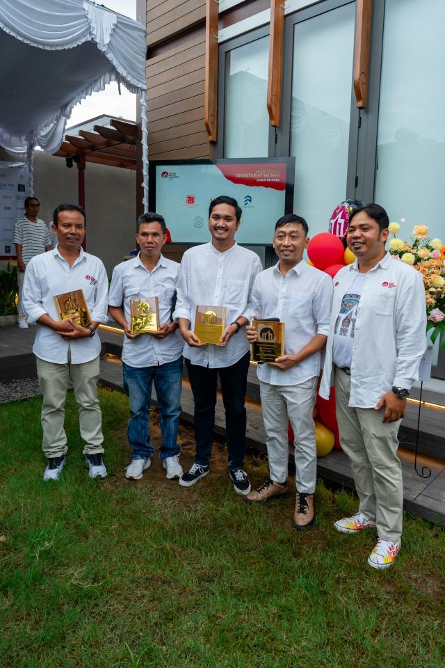 Foto Penyerahan Pelakat Gold Donatur Pembangunan Sekretariat IAI Bali