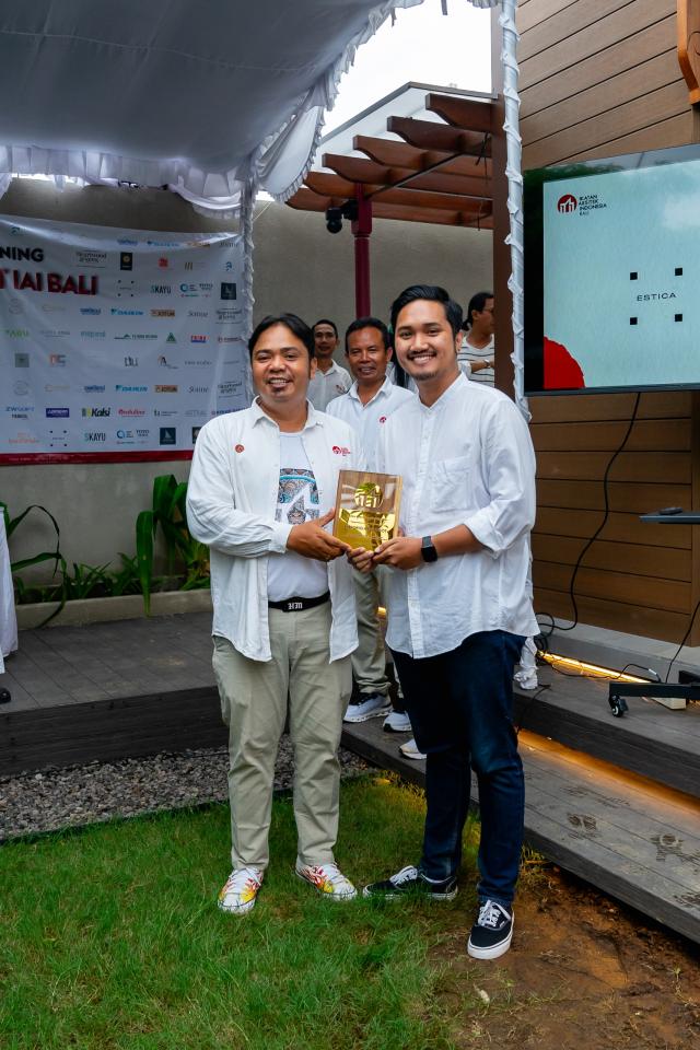 Penyerahan Pelakat Gold Donatur Pembangunan Sekretariat IAI Bali