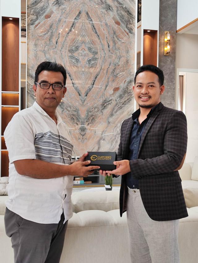 Foto Penyerahan Souvenir Kepada Klien Bapak Janto