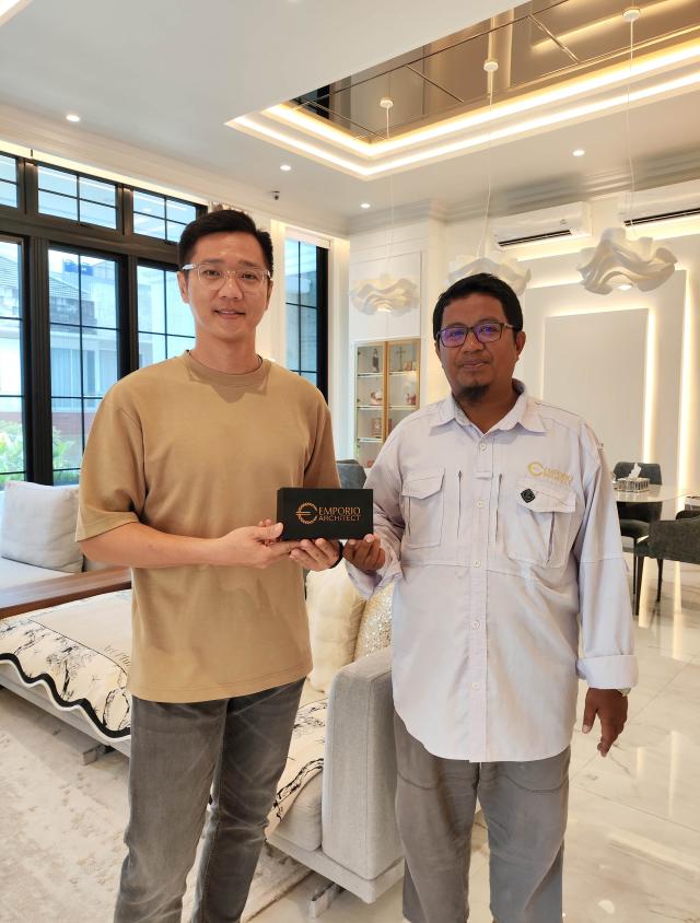 Foto Penyerahan Souvenir Kepada Klien Bapak Judi
