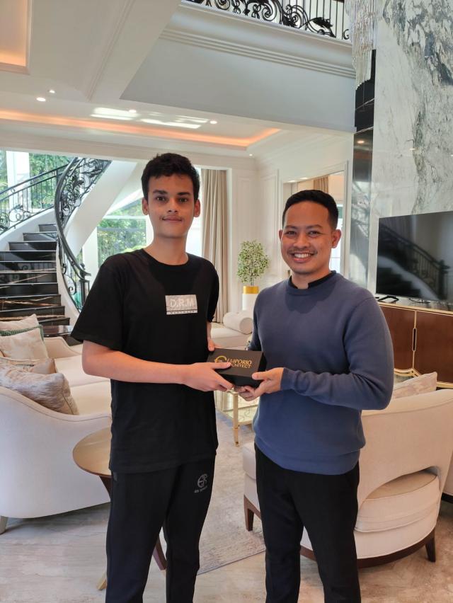 Foto Penyerahan Souvenir Kepada Klien Bapak Paul