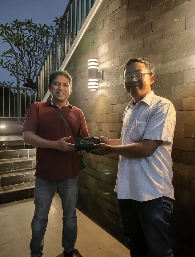 Penyerahan Souvenir Kepada Klien Bapak Wawan