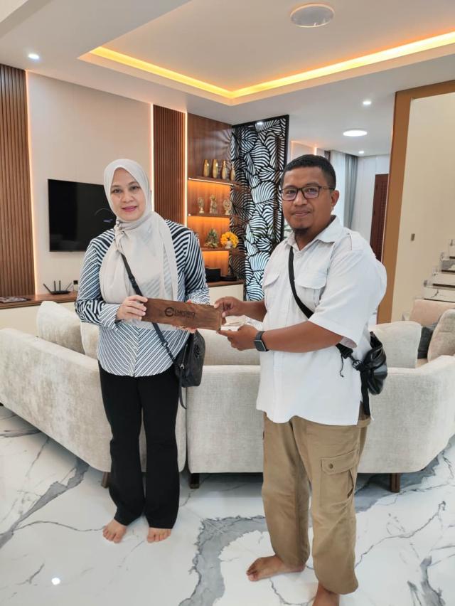 Penyerahan Souvenir Kepada Klien Ibu Wita