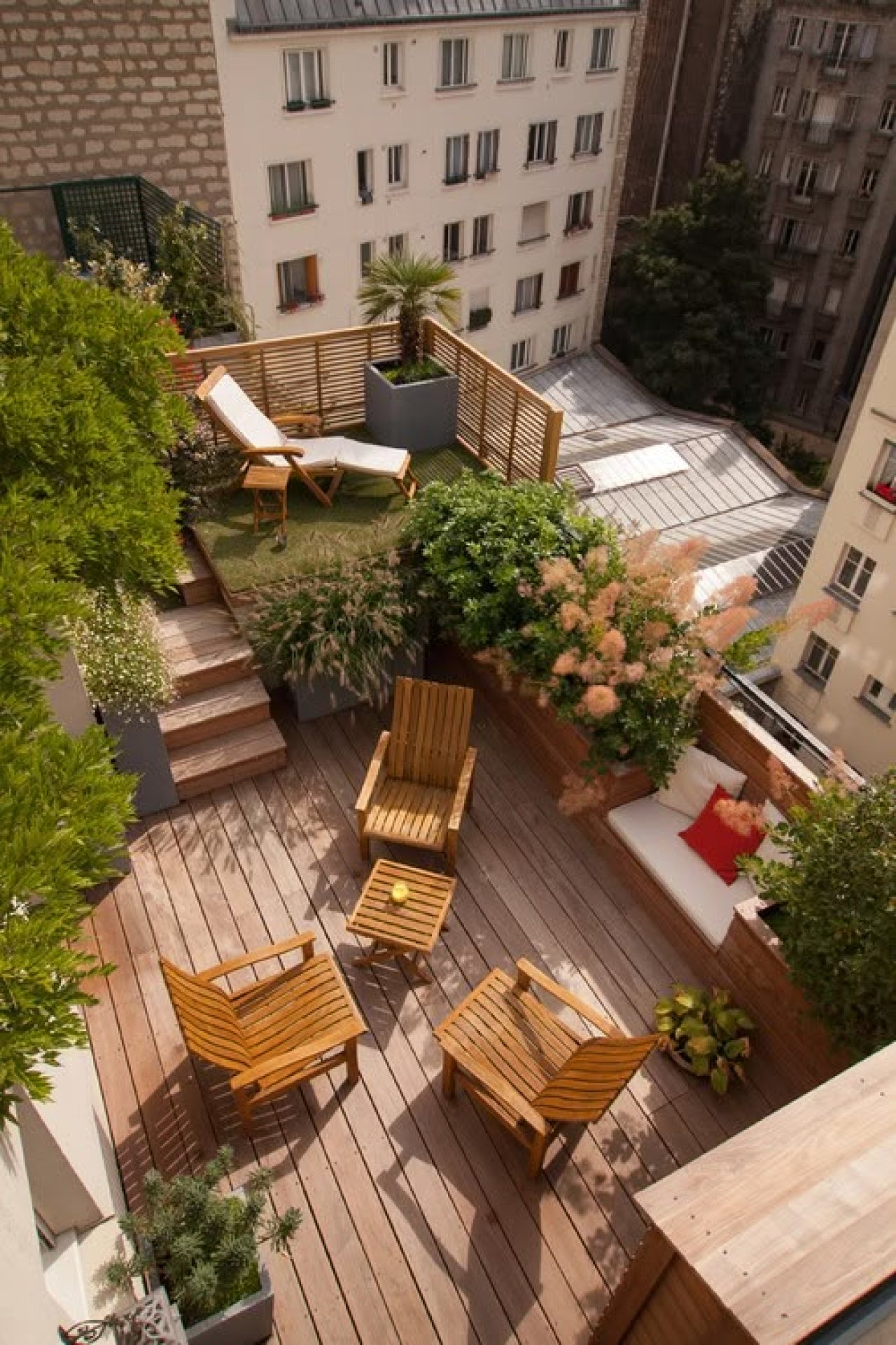 Rooftop dengan Taman Tropis Santai