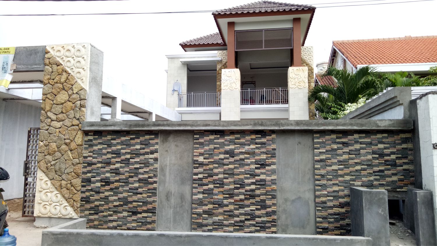 Progress Pembangunan Rumah Style Villa Bali Tropis Bapak Ian di Jakarta 3