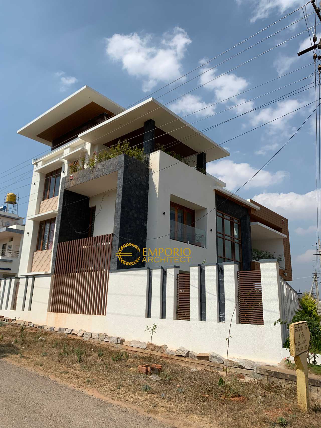 Hasil Konstruksi Rumah Style Modern Tropis dr. Kailash Prabudev di Bangalore, India 3