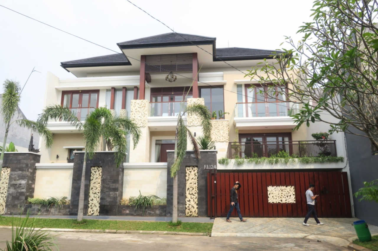 Hasil Konstruksi Rumah Style Villa Bali Tropis Ibu Dewi Ariyanti di Pamulang, Banten 1