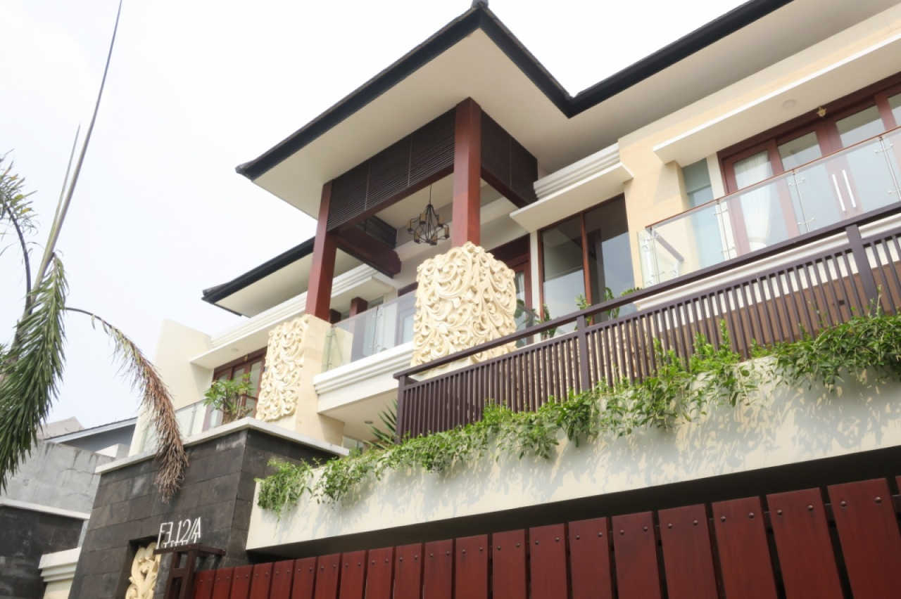 Hasil Konstruksi Rumah Style Villa Bali Tropis Ibu Dewi Ariyanti di Pamulang, Banten 3