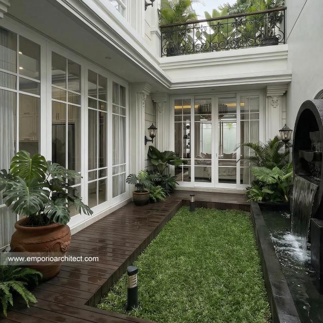 Desain Tampak Belakang Rumah Klasik 2 Lantai Ibu ALR di Denpasar, Bali