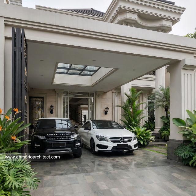 Desain Tampak Detail Depan Rumah Klasik 2 Lantai Ibu ALR di Denpasar, Bali