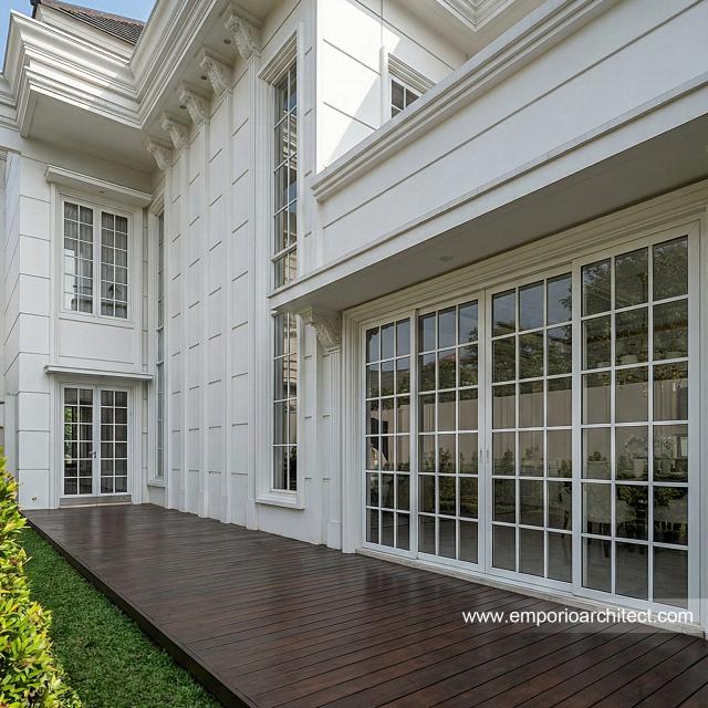 Desain Tampak Belakang Rumah Klasik 2 Lantai Bapak EWN II di Banten