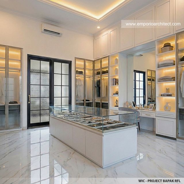 Desain Walk In Closet Rumah Klasik 2 Lantai Bapak RFL di Samarinda