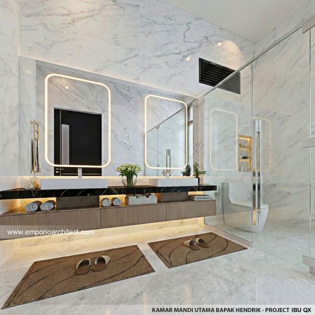 Desain Kamar Mandi Utama Rumah Klasik 2 Lantai Ibu QX di Jakarta