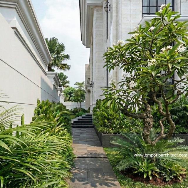 Desain Tampak Detail Samping Rumah Klasik 2 Lantai Ibu BTT di Palembang