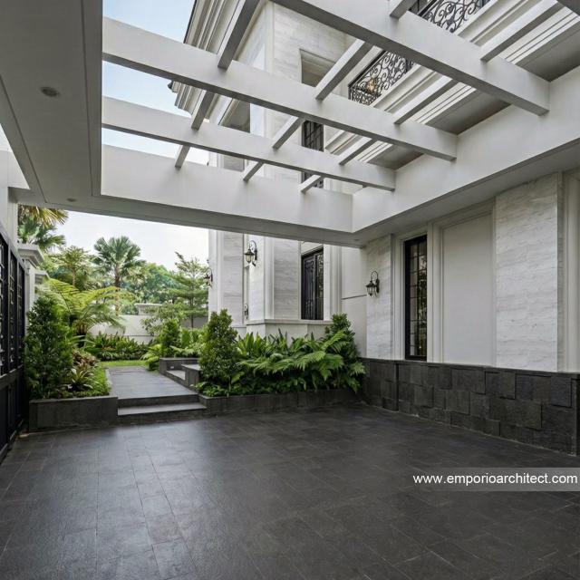 Desain Tampak Detail Carport Rumah Klasik 2 Lantai Ibu BTT di Palembang