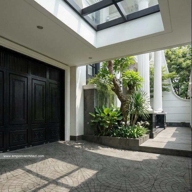 Desain Tampak Detail Depan Rumah Klasik 2 Lantai Ibu LSM di Cibubur, Jakarta Timur