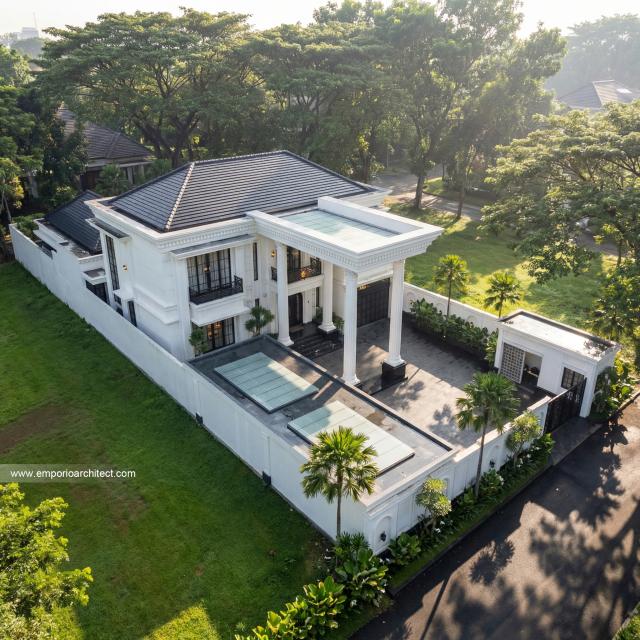 Desain Tampak Depan 4 Rumah Klasik 2 Lantai Ibu GWT di Jambi