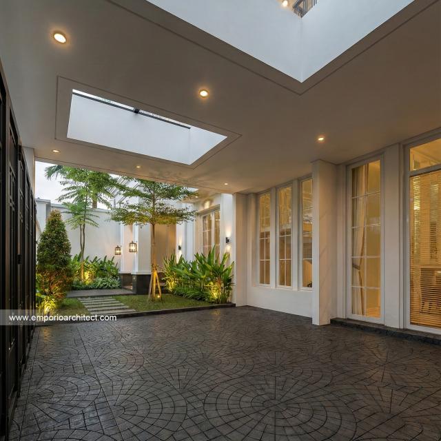 Desain Tampak Detail Depan Rumah Klasik 2 Lantai Ibu AT di Jakarta Selatan