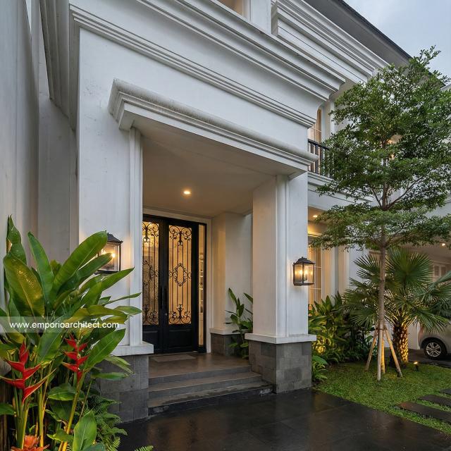 Desain Tampak Detail Depan 3 Rumah Klasik 2 Lantai Ibu AT di Jakarta Selatan
