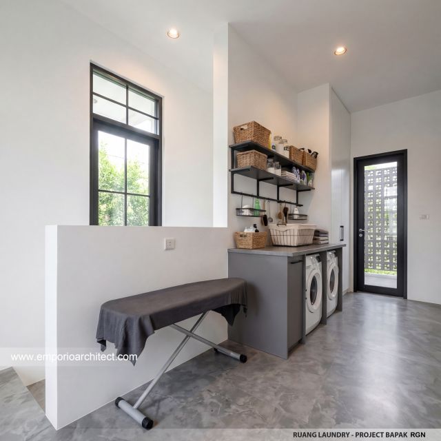 Desain Laundry Rumah Klasik 2 Lantai Bapak RGN di Palembang