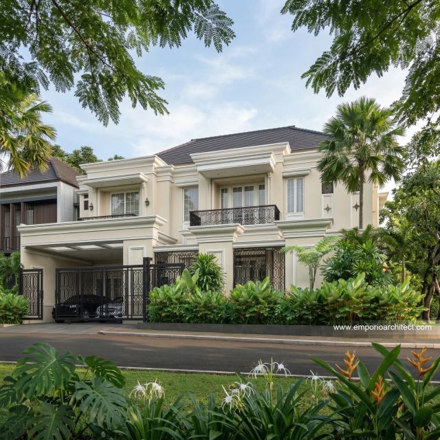 Desain Tampak Depan Rumah Klasik 2 Lantai Bapak EMD di Cibubur, Jawa Barat