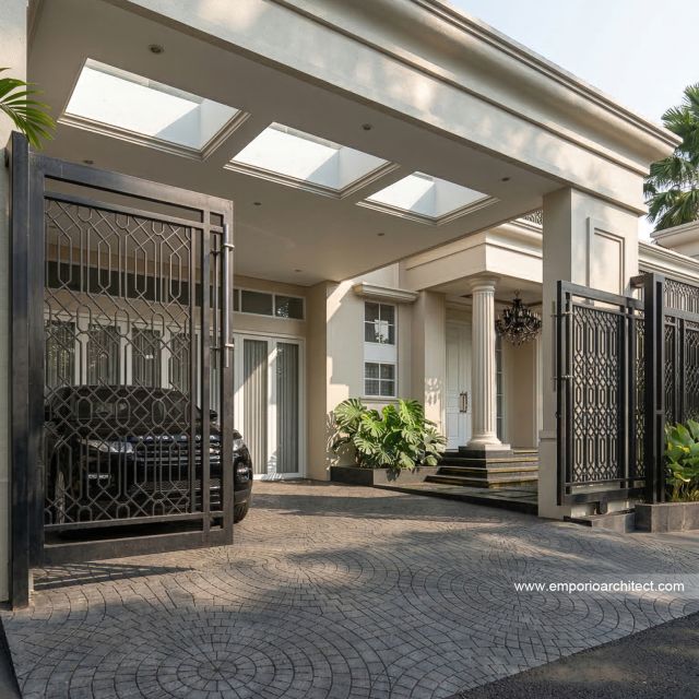 Desain Tampak Detail Depan Rumah Klasik 2 Lantai Bapak EMD di Cibubur, Jawa Barat