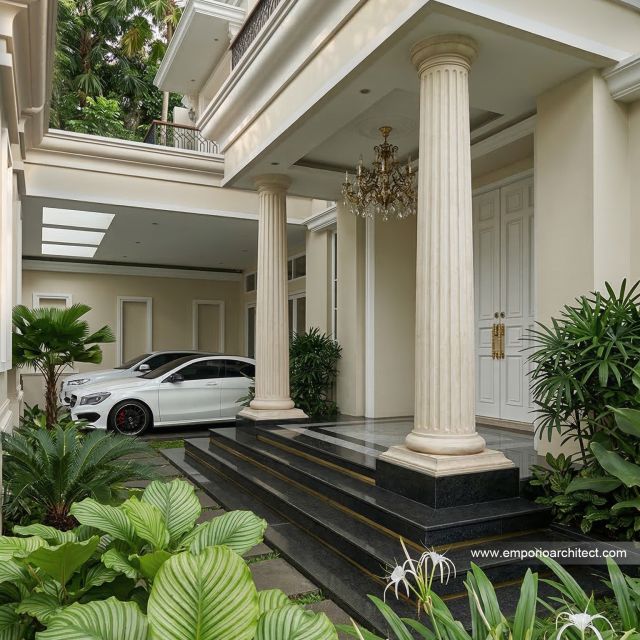 Desain Tampak Detail Depan 2 Rumah Klasik 2 Lantai Bapak EMD di Cibubur, Jawa Barat