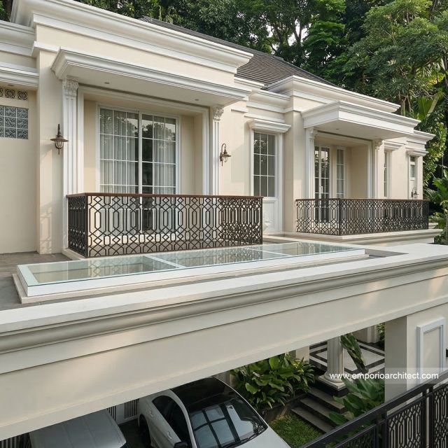 Desain Tampak Detail Depan 3 Rumah Klasik 2 Lantai Bapak EMD di Cibubur, Jawa Barat