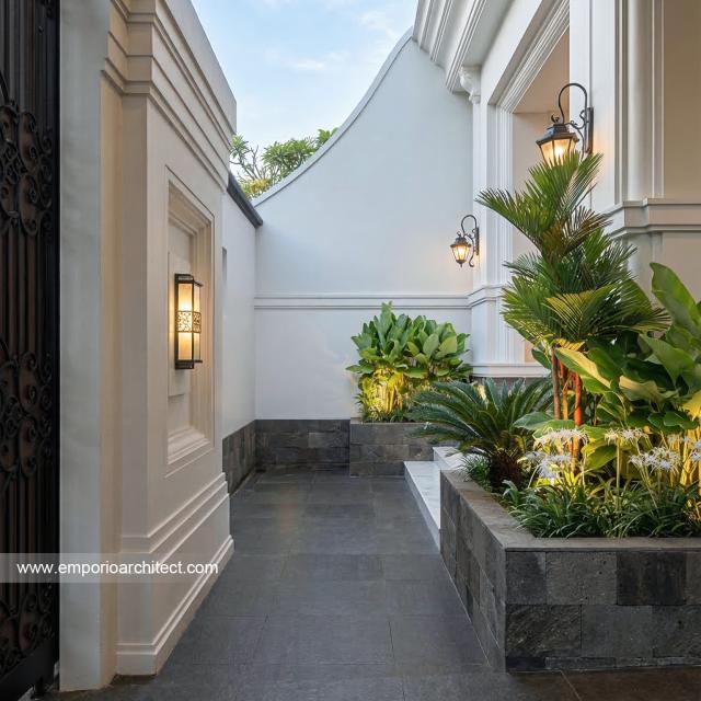Desain Tampak Detail Depan 4 Rumah Klasik 2 Lantai Bapak TFK di Yogyakarta
