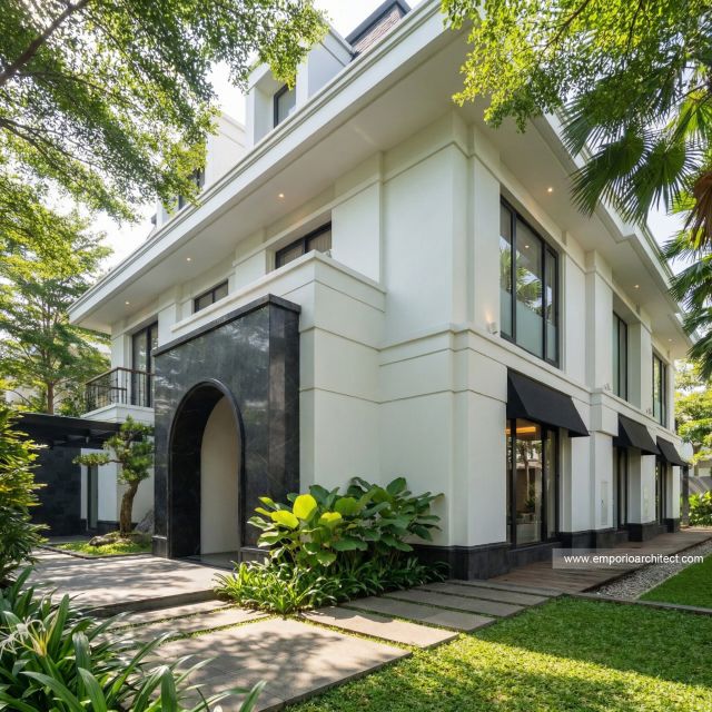 Desain Tampak Detail Depan Rumah Klasik 3 Lantai Bapak E di Pasuruan, Jawa Timur