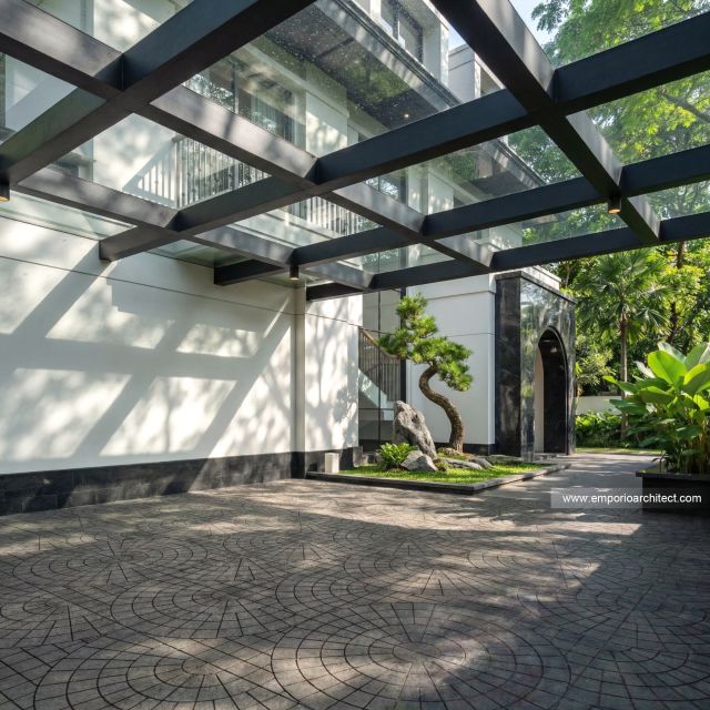Desain Tampak Detail Carport Rumah Klasik 3 Lantai Bapak E di Pasuruan, Jawa Timur