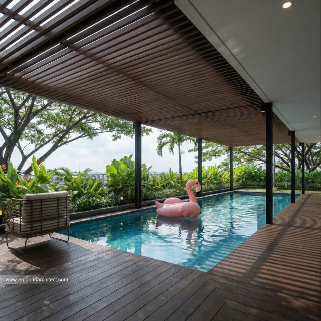 Desain Tampak Detail Kolam Rumah Klasik 3 Lantai Bapak E di Pasuruan, Jawa Timur