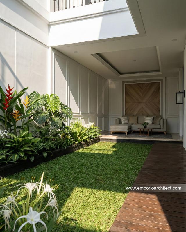 Desain Tampak Detail Belakang 2 Rumah Mediteran Klasik 3 Lantai Ibu VT di Surabaya
