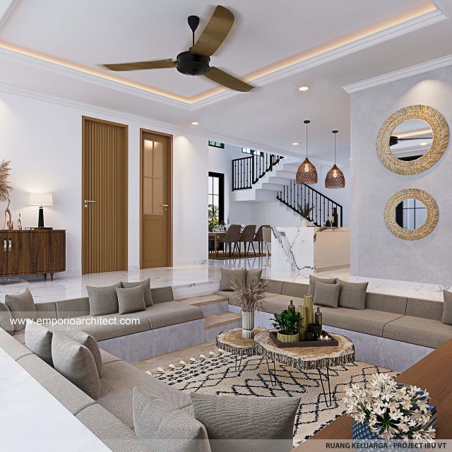 Desain Ruang Keluarga Rumah Mediteran Klasik 3 Lantai Ibu VT di Surabaya