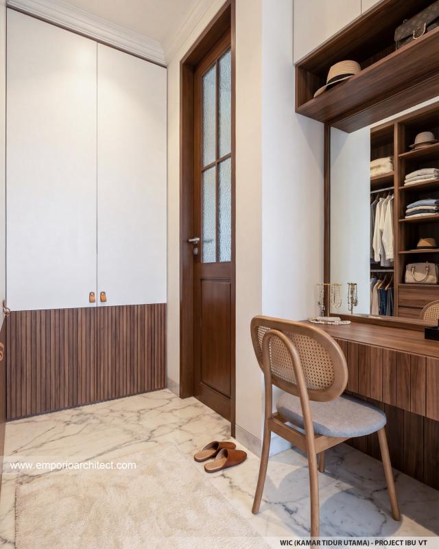 Desain Walk In Closet Rumah Mediteran Klasik 3 Lantai Ibu VT di Surabaya