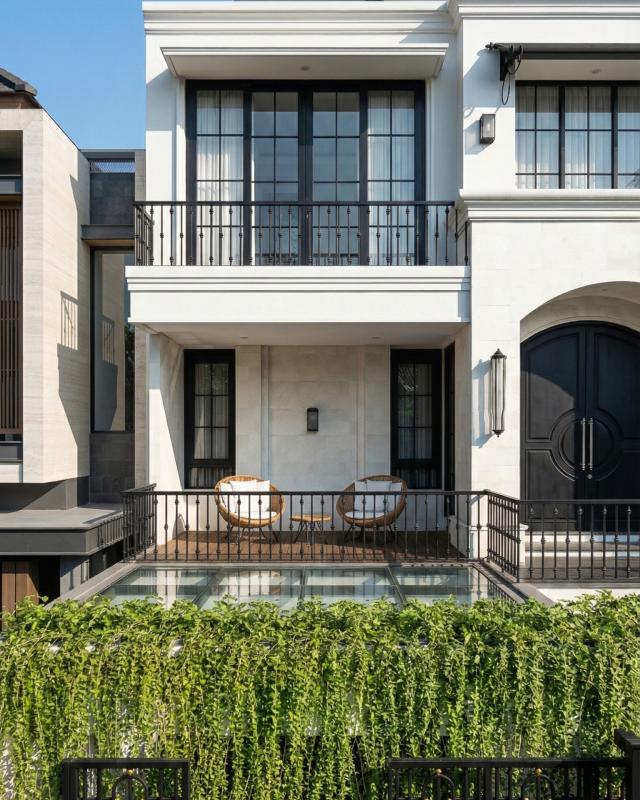 Desain Tampak Detail Depan 3 Rumah Mediteran Klasik 3 Lantai Ibu VT di Surabaya