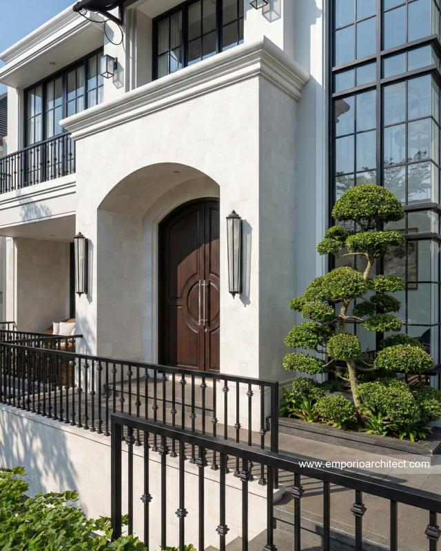 Desain Tampak Detail Depan 2 Rumah Mediteran Klasik 3 Lantai Ibu VT di Surabaya