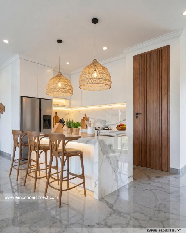 Desain Dapur Rumah Mediteran Klasik 3 Lantai Ibu VT di Surabaya
