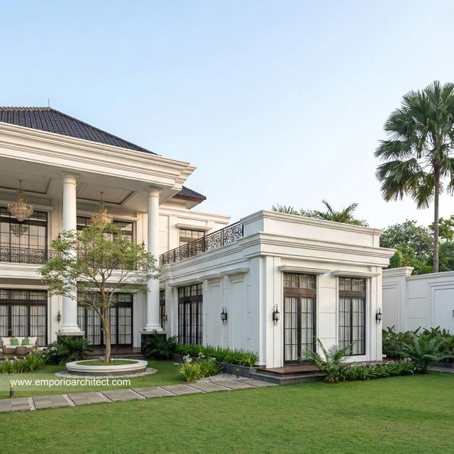 Desain Tampak Detail Belakang Rumah Klasik Mediteran 2 Lantai Bapak AR di Madura