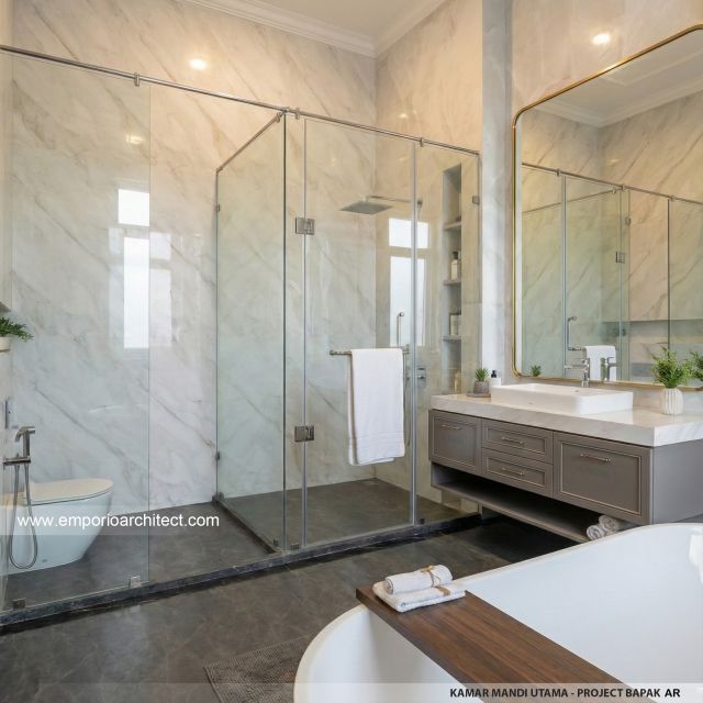 Desain Kamar Mandi Utama Rumah Klasik Mediteran 2 Lantai Bapak AR di Madura