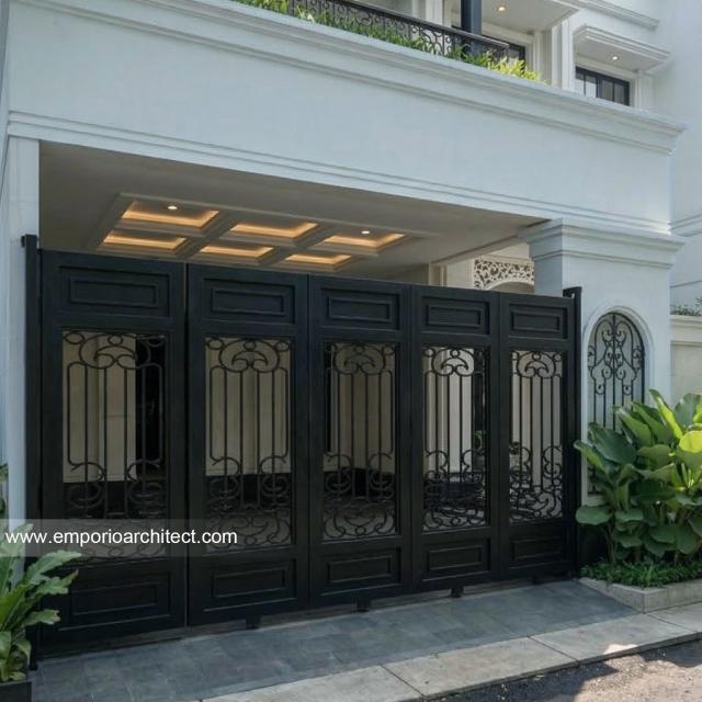 Desain Tampak Detail Depan Rumah Klasik Mediteran 2 Lantai Bapak RND di Tebet, Jakarta Selatan