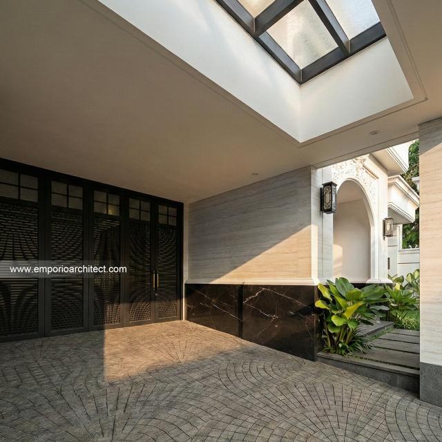 Desain Tampak Detail Depan Rumah Klasik Mediteran 2 Lantai Ibu RN di Bandung