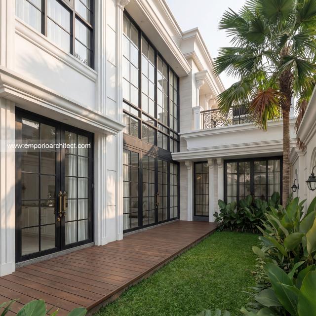 Desain Tampak Belakang Rumah Klasik Mediteran 2 Lantai Ibu RN di Bandung