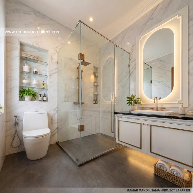 Desain Kamar Mandi Utama Rumah Klasik Mediteran 2 Lantai Ibu RN di Bandung