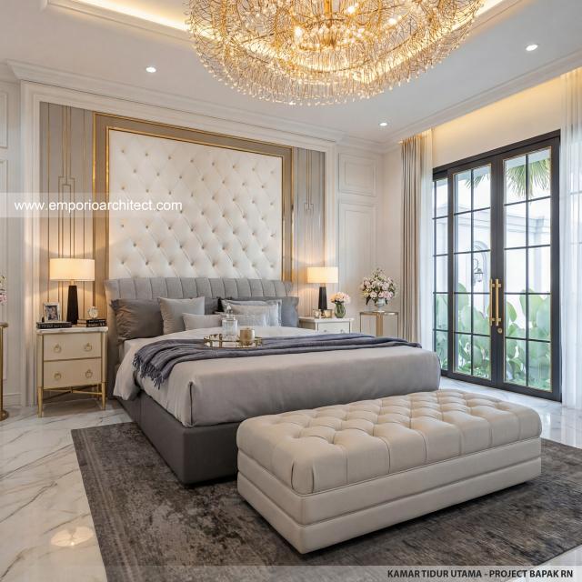 Desain Kamar Tidur Utama Rumah Klasik Mediteran 2 Lantai Ibu RN di Bandung