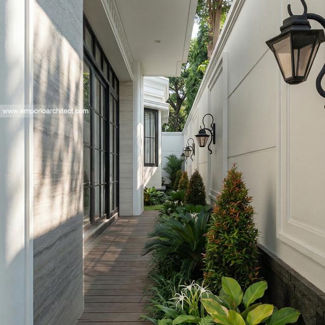Desain Tampak Detail Belakang Rumah Klasik Mediteran 3 Lantai Bapak JTN di Alam Sutera, Tangerang Selatan