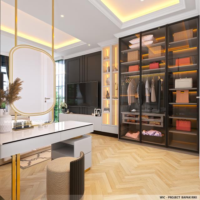 Desain Walk In Closet Rumah Mediteran Klasik 2.5 Lantai Bapak Fedie di Jakarta